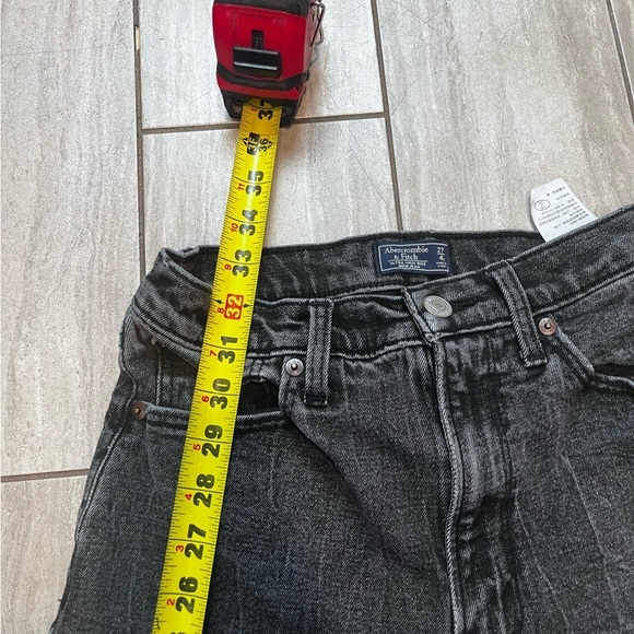 A&F High Rise Distressed Mom Jeans 27/4 Short - Picture 5 of 7